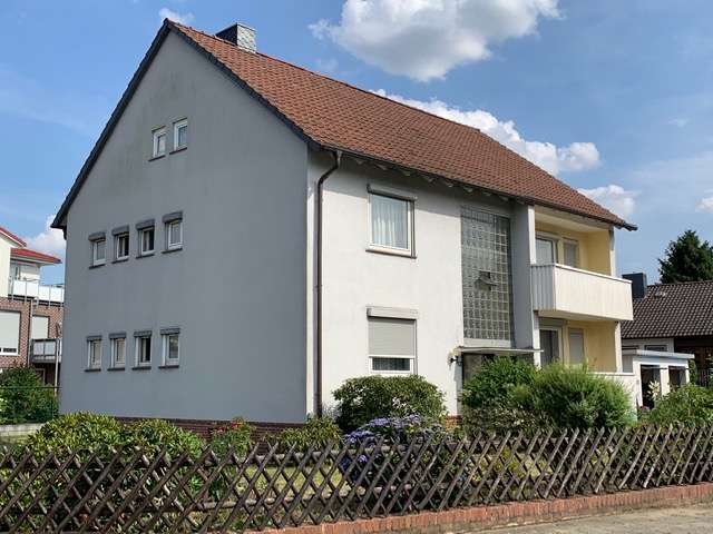 Solides Zweifamilienhaus mit Vollkeller und Doppelgarage in ruhiger Wohnlage von Seelze OT Lohnde, 30926 Seelze, Mehrfamilienhaus