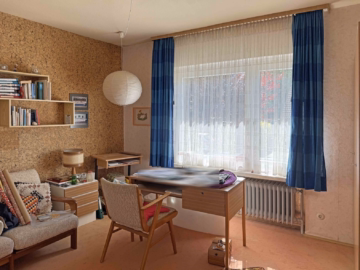Zimmer - Celle-Altenhagen: Sanierungsbedürftiges EFH mit großem Grundstück in beliebter Wohnlage