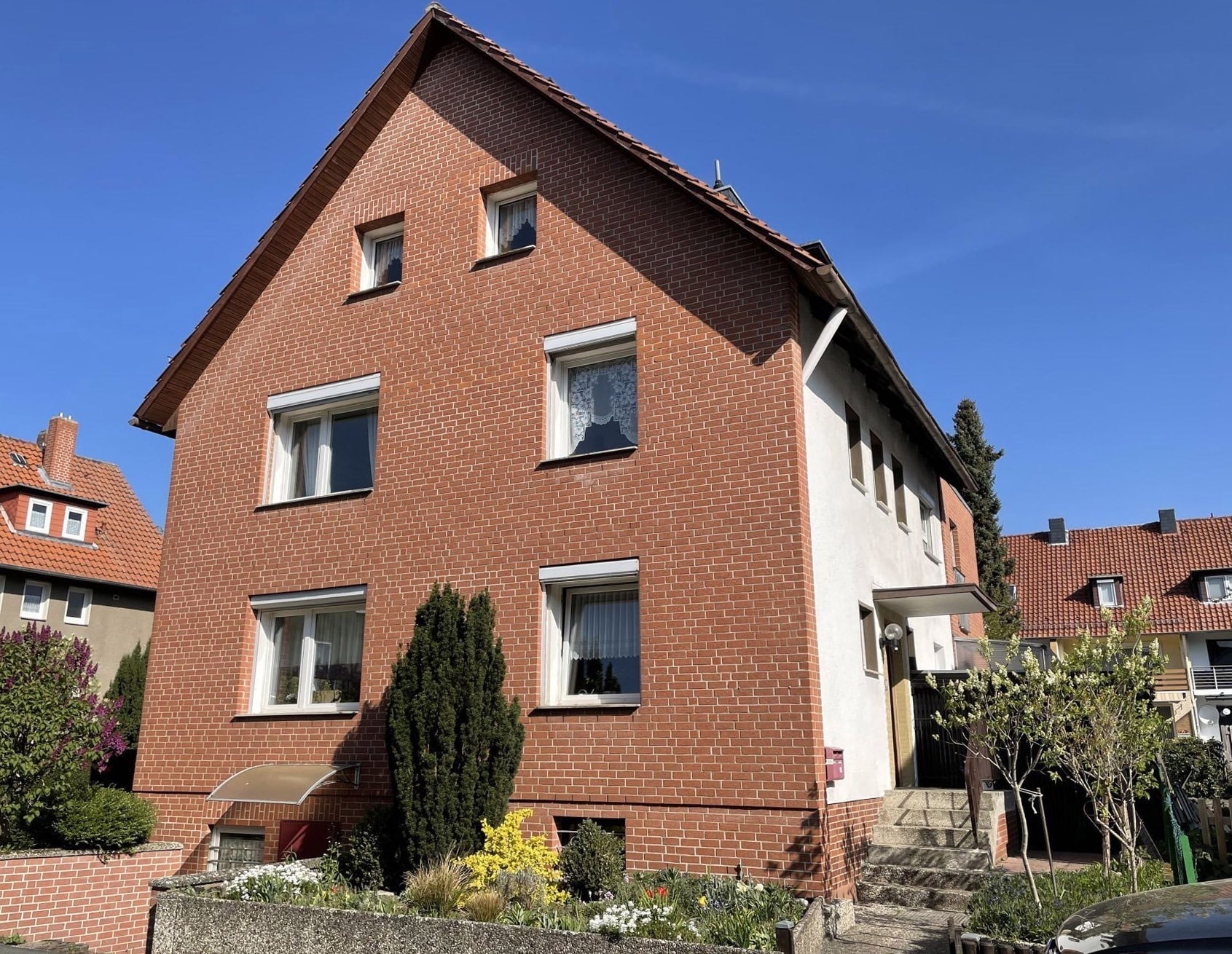 Zweifamilienhaus mit Keller und Carport in Godshorn, 30855 Langenhagen, Zweifamilienhaus