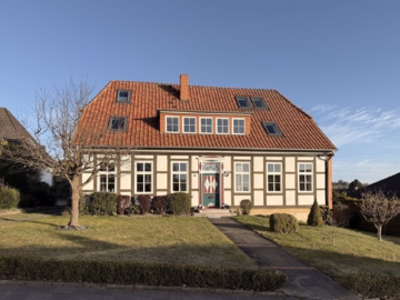 Hausansicht - Hildesheim – Neuhof: Idyllisch Wohnen im sanierten Fachwerkhaus mit Geschichte