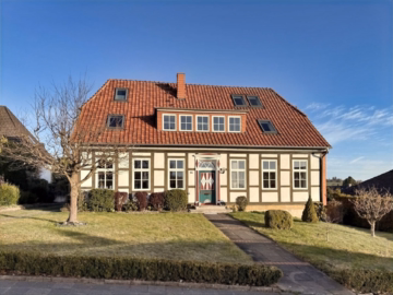 Hausansicht - Hildesheim – Neuhof: Idyllisch Wohnen im sanierten Fachwerkhaus mit Geschichte