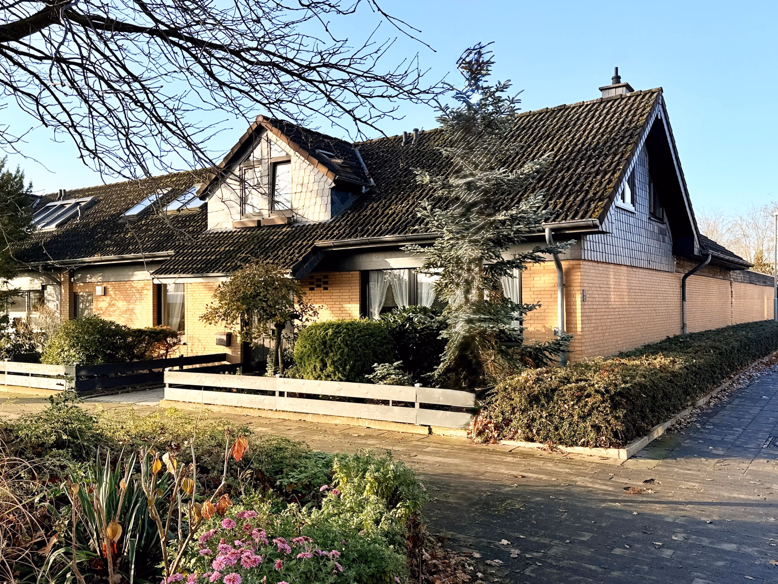 Sehr gepflegter Gartenhofbungalow mit Einliegerwohnung im Dachgeschoss in Garbsen – Auf der Horst, 30823 Garbsen, Bungalow