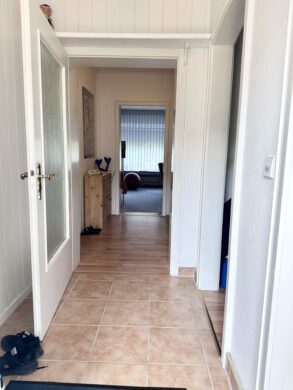 Eingangsbereich - Teilsaniertes Reihenmittelhaus mit Vollkeller in familienfreundlicher Lage