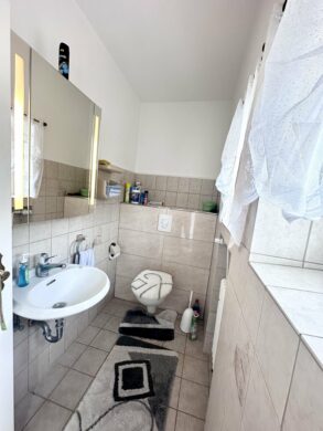 Gäste-WC - Teilsaniertes Reihenmittelhaus mit Vollkeller in familienfreundlicher Lage