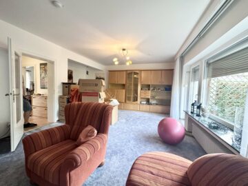 Wohn- und Esszimmer - Teilsaniertes Reihenmittelhaus mit Vollkeller in familienfreundlicher Lage
