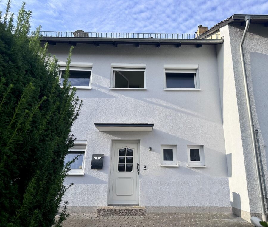 Hausansicht - Teilsaniertes Reihenmittelhaus mit Vollkeller in familienfreundlicher Lage