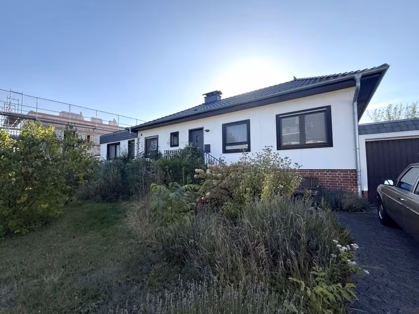 Viel Platz, viel Privatsphäre, viel Zukunft: Walmdachbungalow in Weetzen 2 Viel Platz, viel Privatsphäre, viel Zukunft: Walmdachbungalow in Weetzen, 30952 Ronnenberg, Bungalow