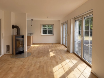 Wohnzimmer - Gepflegtes Einfamilienhaus mit Terrasse, Garten und Garage