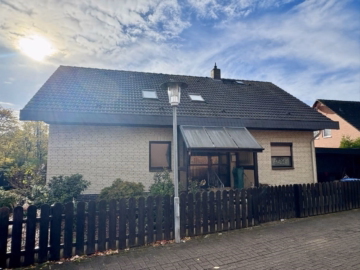 Vorderansicht - Burgdorf-Weststadt: Großzügiges Einfamilienhaus mit 8 Zimmern