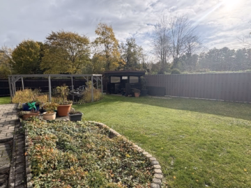 Blick in den Garten - Burgdorf-Weststadt: Großzügiges Einfamilienhaus mit 8 Zimmern