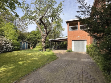 Zufahrt Garage - Charmantes Zweifamilienhaus mit traumhaftem Grundstück