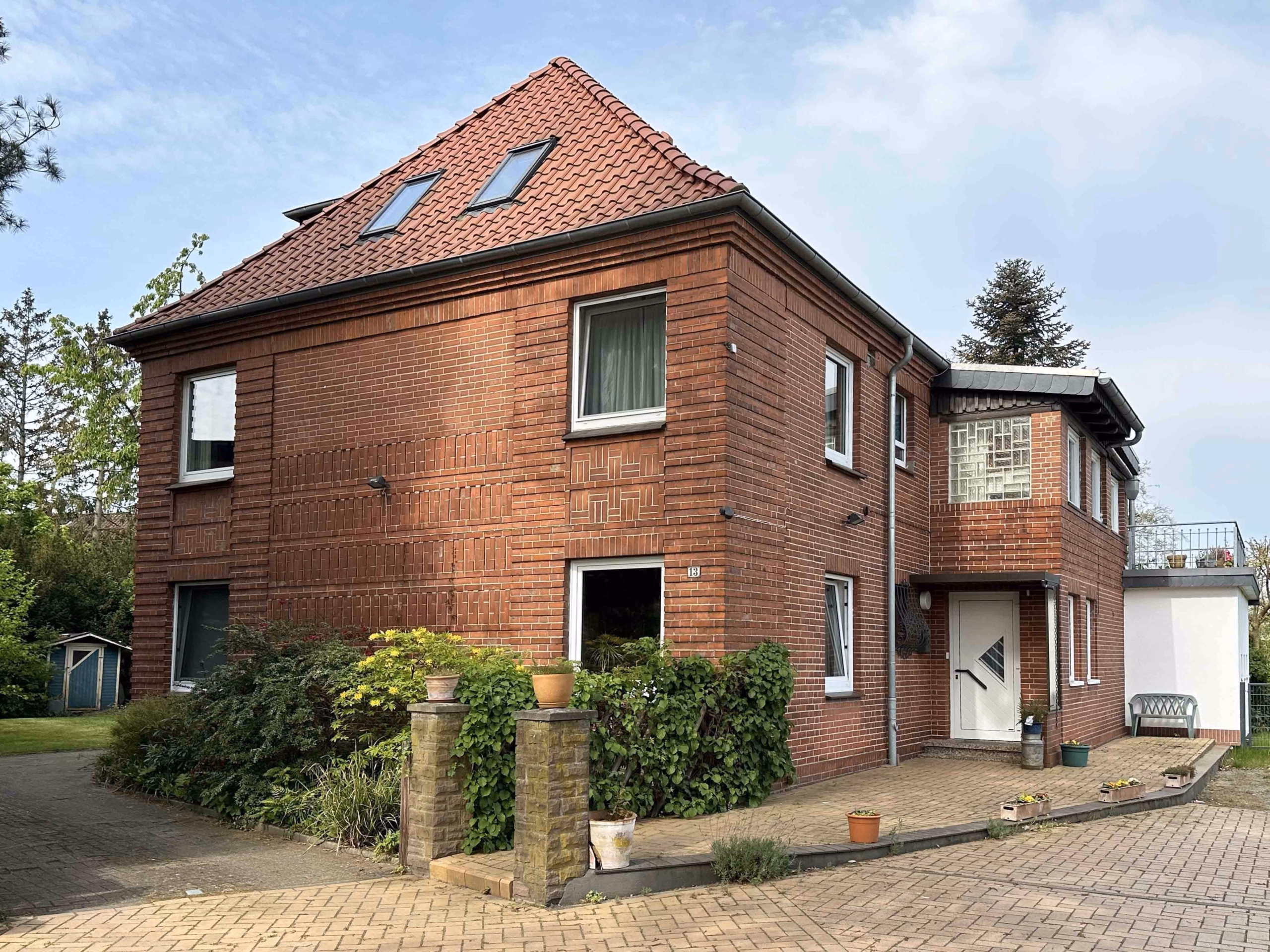 Charmantes Zweifamilienhaus mit traumhaftem Grundstück, 29225 Celle, Zweifamilienhaus