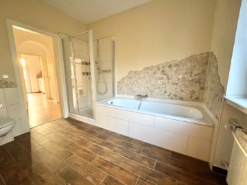 Wannen-/Duschbad - Sanierte 2-Zimmer-ETW in Langenhagen