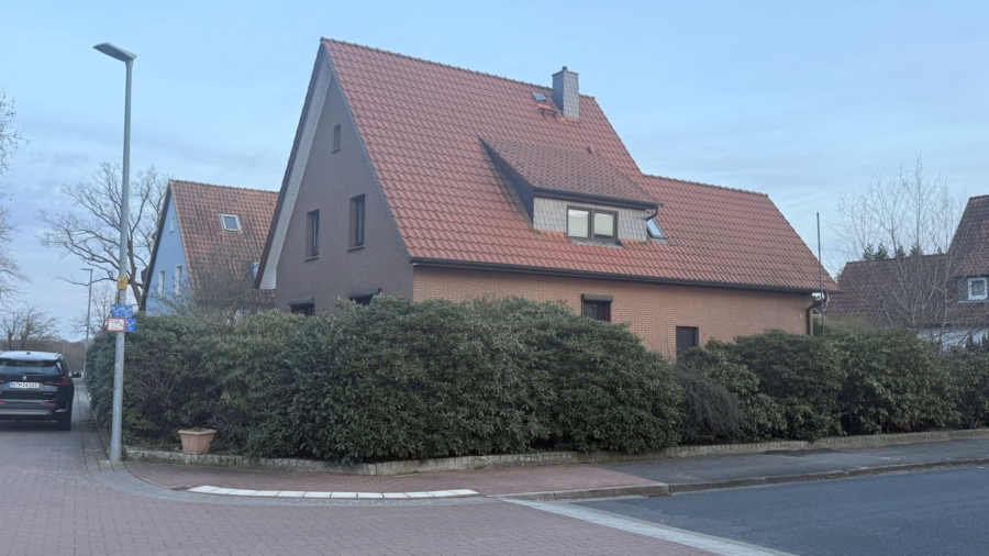 Straßenansicht - Wunstorf-Luthe: Einfamilienhaus mit Einliegerwohnung und PV-Anlage