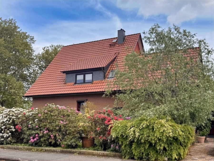 Hausansicht - Wunstorf-Luthe: Einfamilienhaus mit Einliegerwohnung und PV-Anlage