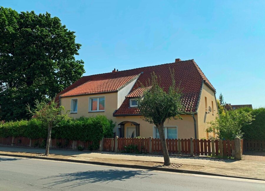 Uetze - Vermietetes 5-Familienhaus als solide Kapitalanlage mit top Rendite! 1 Vorderansicht - Uetze – Vermietetes 5-Familienhaus als solide Kapitalanlage mit top Rendite!