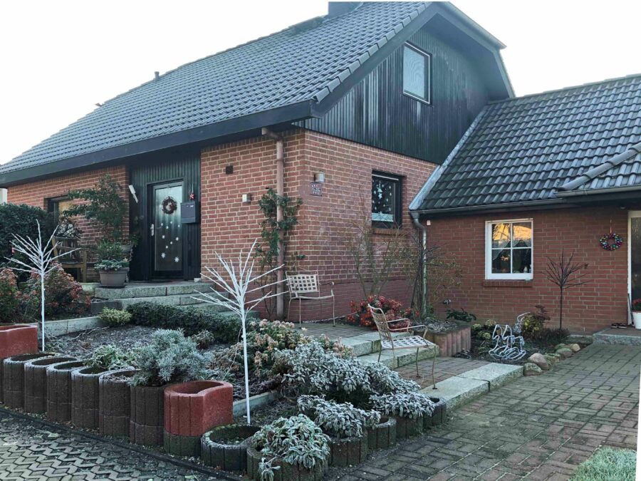 Einfamilienhaus mit separatem und barrierefreiem Anliegerhaus in guter Wohnlage von Garbsen-Havelse - Außenansicht Haupthaus