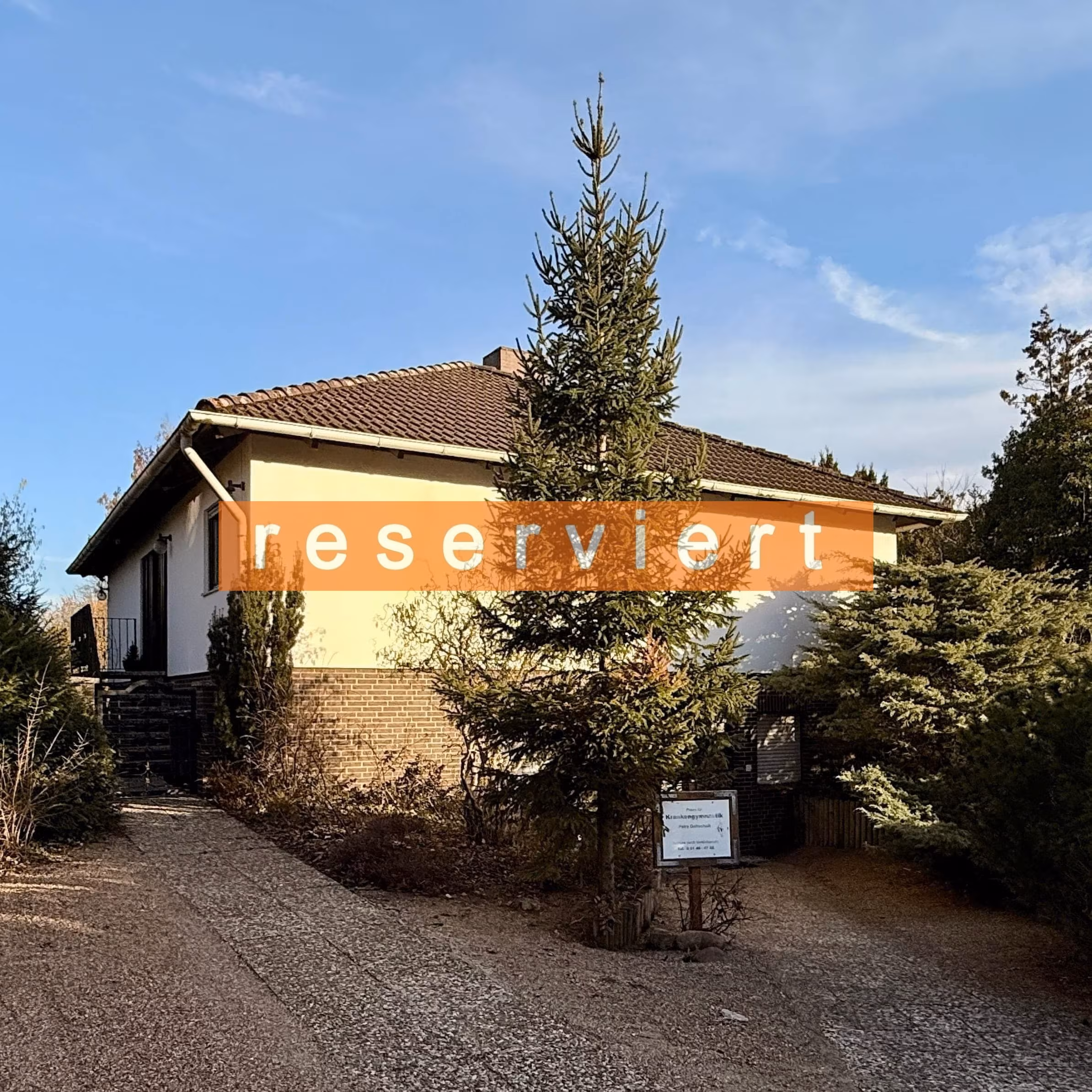 Wietze: Hübscher Bungalow mit Vollkeller auf großem Grundstück, 29323 Wietze, Fertighaus