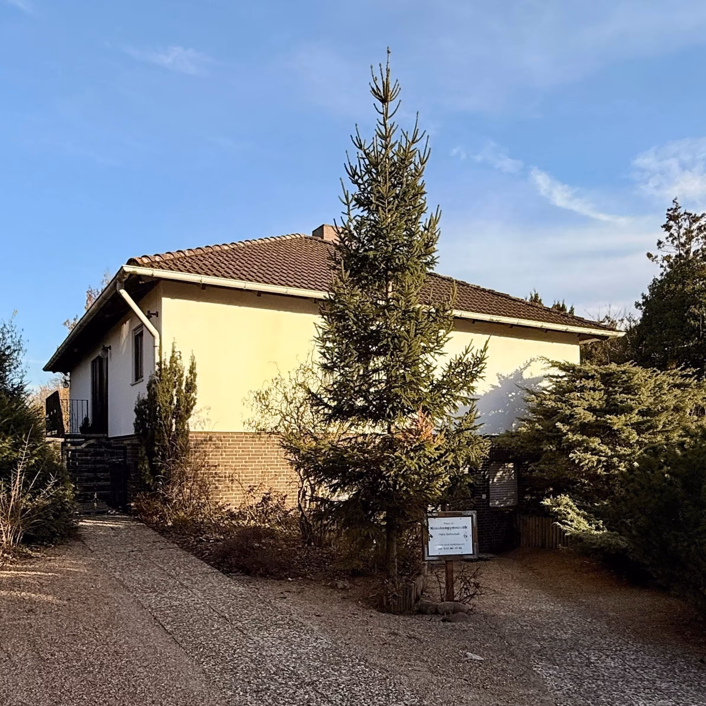 Immobilien 69 Wietze: Hübscher Bungalow mit Vollkeller auf großem Grundstück, 29323 Wietze, Fertighaus