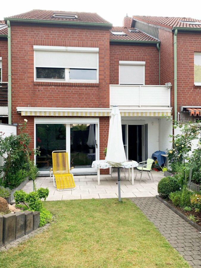Teilmodernisiertes Reihenhaus in Groß-Buchholz 1 Außenansicht - Teilmodernisiertes Reihenhaus in Groß-Buchholz