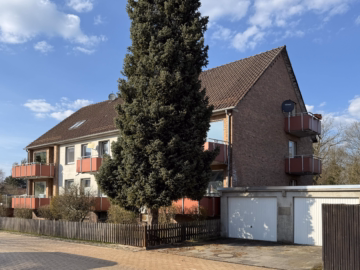 Seitenansicht mit Garagen - Vollvermietetes Mehrfamilienhaus mit sieben Wohneinheiten