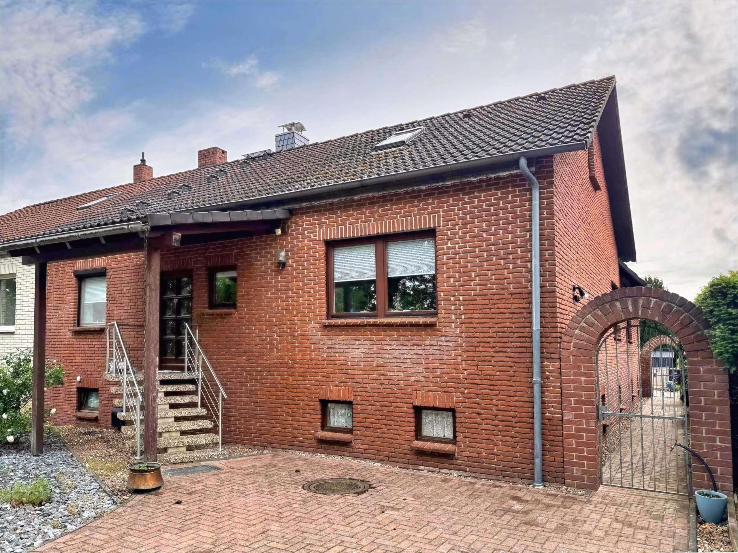 Doppelhaushälfte mit großem Grundstück und viel Potenzial in Hambühren, 29313 Hambühren, Doppelhaushälfte