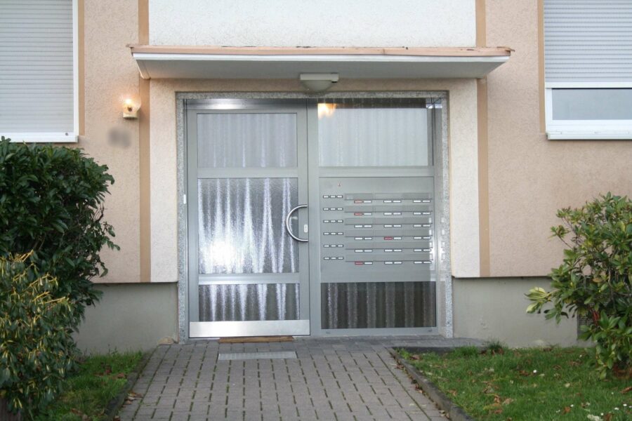 Kaufen statt Mieten! 4-Zimmerwohnung in Barsinghausen mit Balkon, Aufzug und Garage - Eingangsbereich
