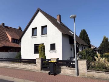 Vorderseite Haus - Uetze/ Hänigsen: Sanierungsbedürftiges Einfamilienhaus in schöner Lage