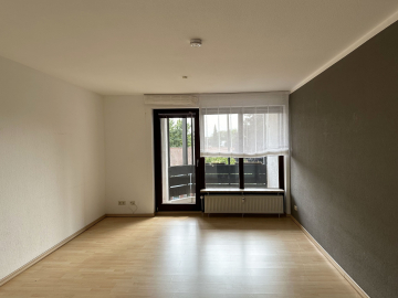 Wohnzimmer - Geräumige 2-Zimmer-Wohnung mit Loggia und TG-Stellplatz