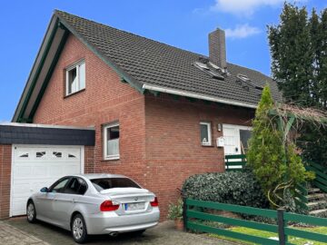 Blick von der Straße - Hohenhameln: Sehr gepflegtes 2-Generationen-Haus mit Photovoltaik und Solarthermie