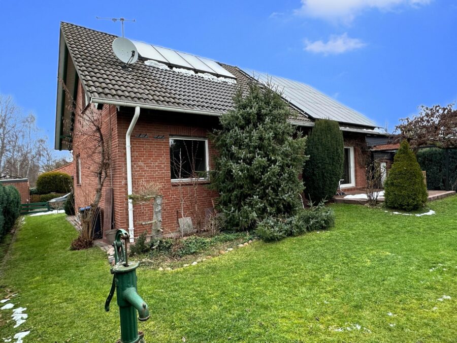 Ansicht aus dem Garten - Hohenhameln: Sehr gepflegtes 2-Generationen-Haus mit Photovoltaik und Solarthermie