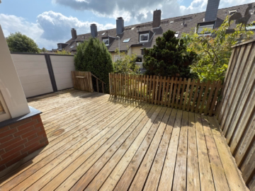großzügige Terrasse - Solides Reihenmittelhaus mit Keller und Garage in ruhiger Kernlage der Stadt Seelze.