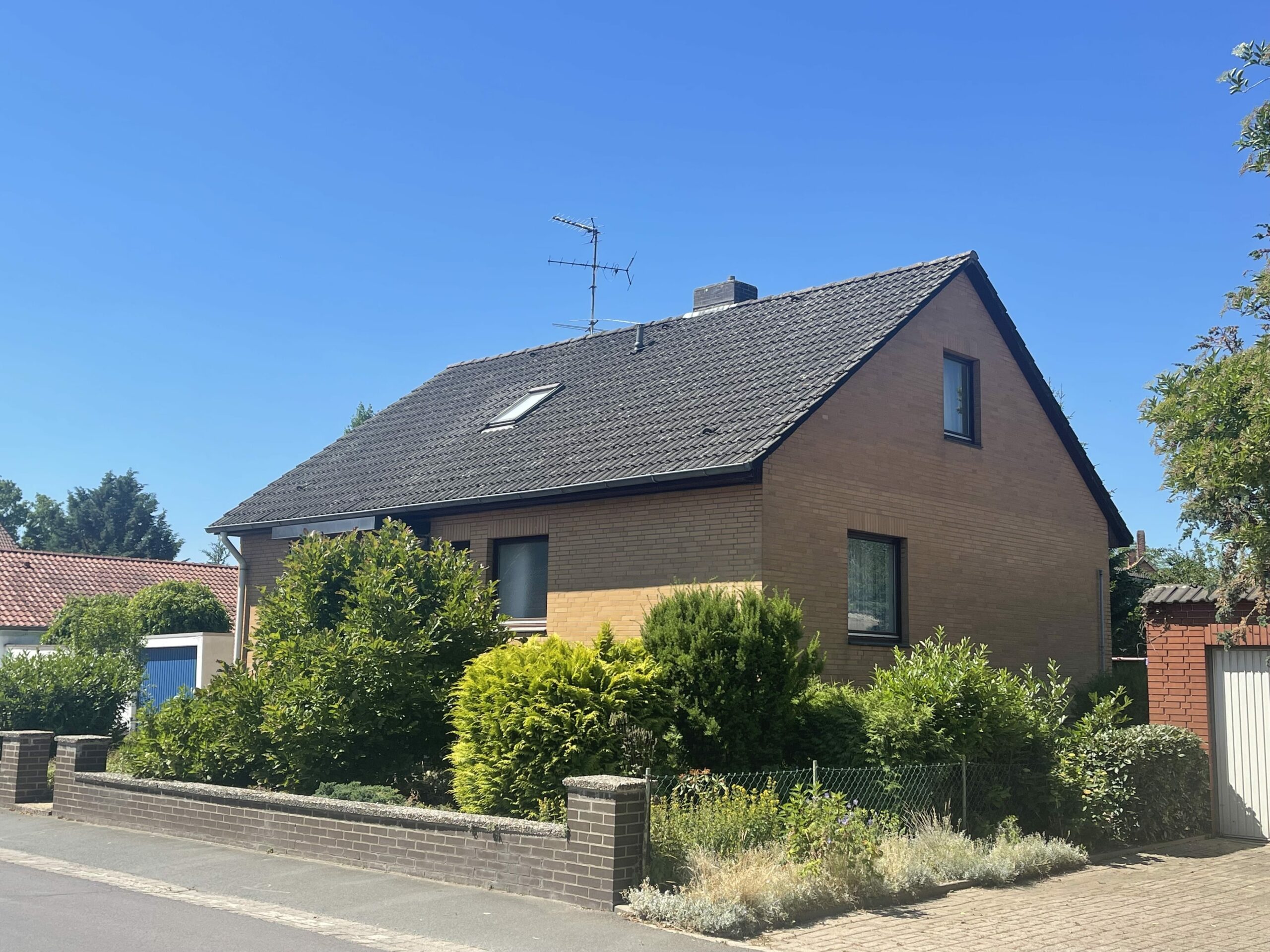 Einfamilienhaus mit Einliegerwohnung, Vollkeller und Garage, 30890 Barsinghausen, Einfamilienhaus