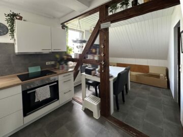 Vermietung: Geräumige 2-Zimmer-Wohnung in Uetze-Altmerdingsen - Küche mit Zugang zum Esszimmer