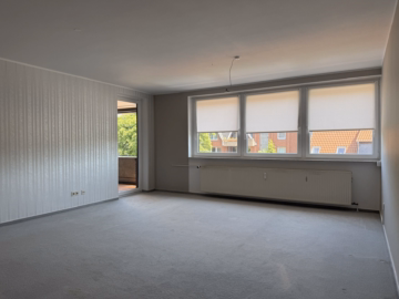 Wohnzimmer mit Zugang Balkon - Großzügige Eigentumswohnung mit 2 Bädern, Loggia, Aufzug und Tiefgaragenstellplatz