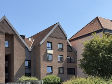 Hausansicht - Großzügige Eigentumswohnung mit 2 Bädern, Loggia, Aufzug und Tiefgaragenstellplatz
