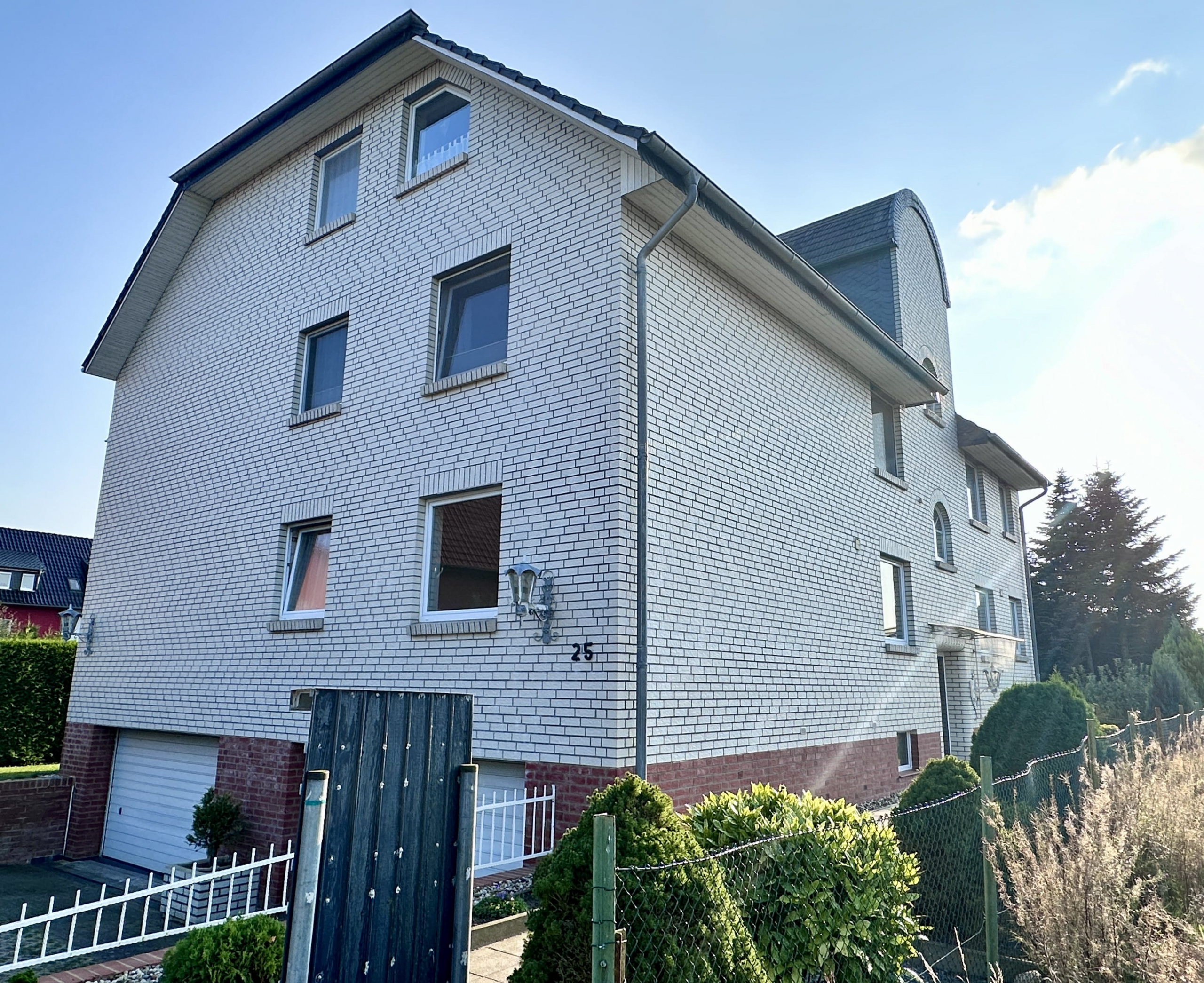 Schickes Mehrfamilienhaus mit 6 Garagen aus dem Jahre 2005 in Hannover-Stöcken als Kapitalanlage, 30419 Hannover, Mehrfamilienhaus