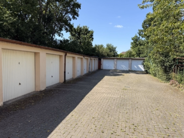 Garagenhof - Sarstedt: Ca. 1.321 m² Hoffläche mit 15 Garagen und zwei Gärten