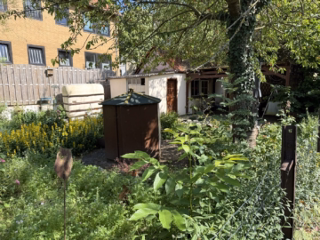 20250619_142959847_iOS 1 - Sarstedt: Ca. 1.321 m² Hoffläche mit 15 Garagen und zwei Gärten