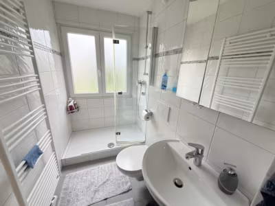 neuwertiges Duschbad mit Fenster