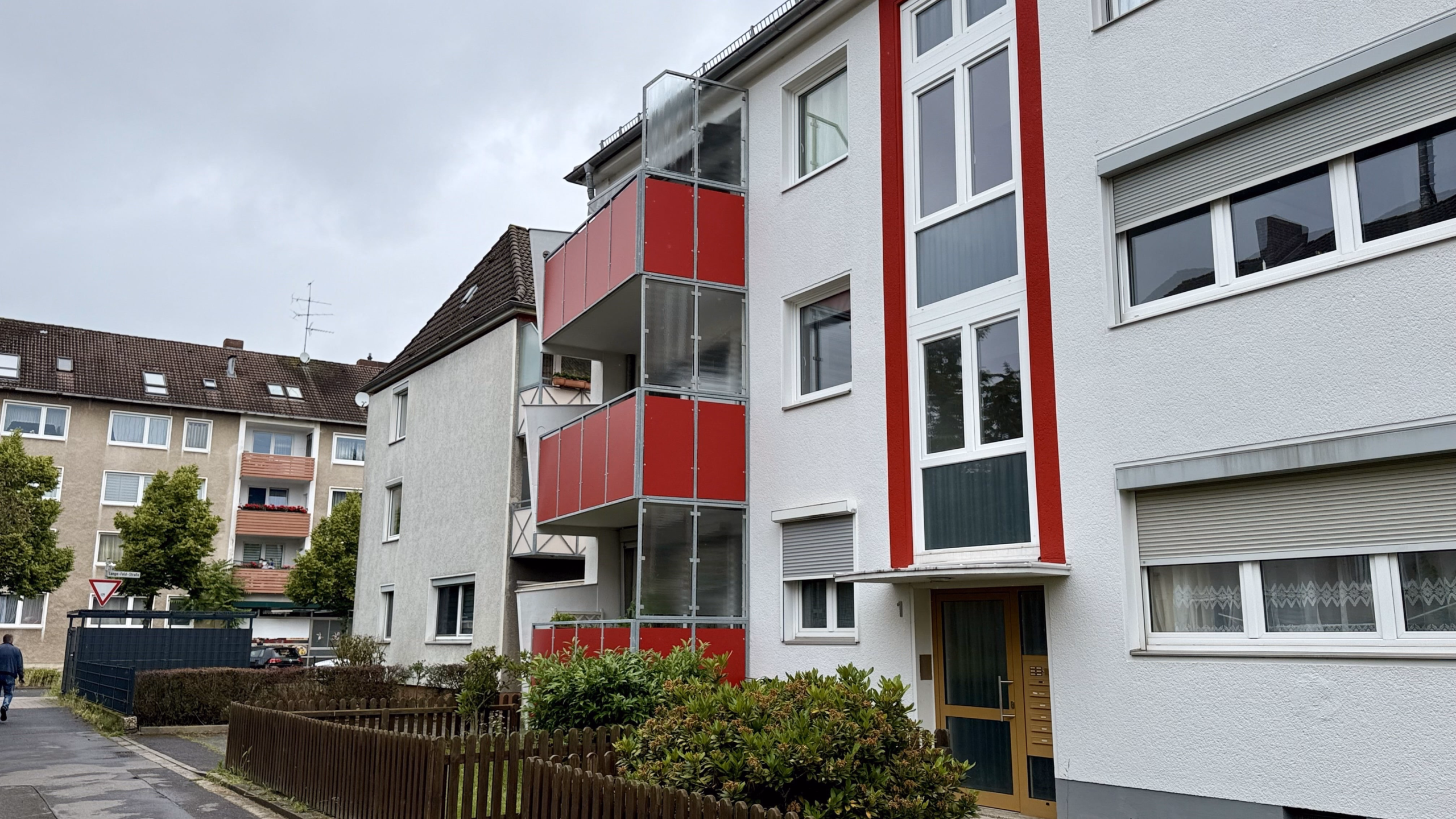 Grundlegend sanierte u. vermietete 3-Zi.-ETW im 1. OG mit Balkon direkt im Herzen von Letter, 30926 Seelze, Etagenwohnung
