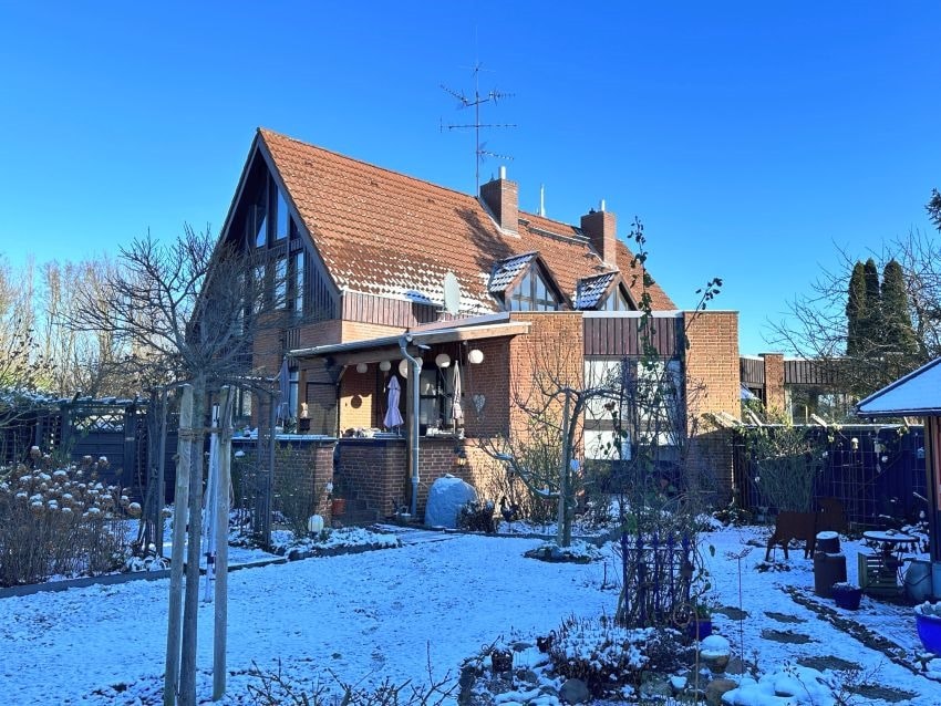 Doppelhaushälfte mit Keller und schönem Grundstück in direkter Kernlage von Seelze, 30926 Seelze, Doppelhaushälfte