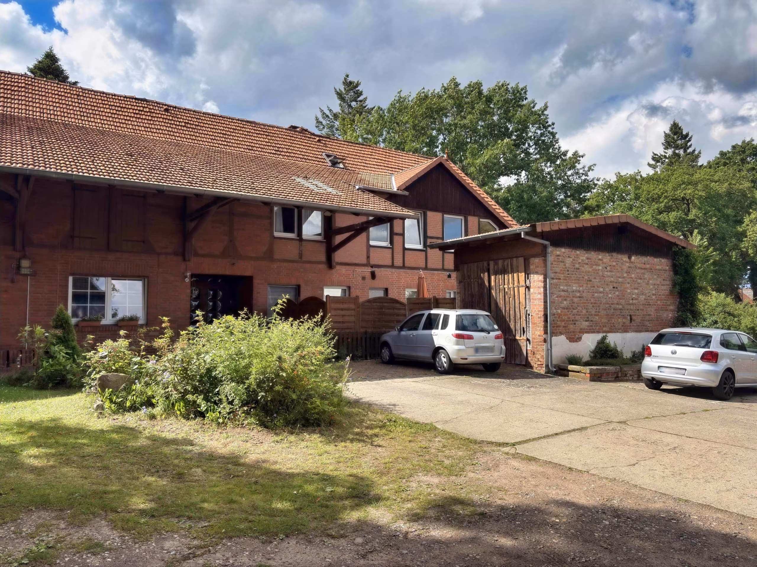 Immobilien 7 Uetze / Dollbergen: Alte Hofstelle mit 6 vermieteten Wohnungen, 31311 Uetze, Mehrfamilienhaus