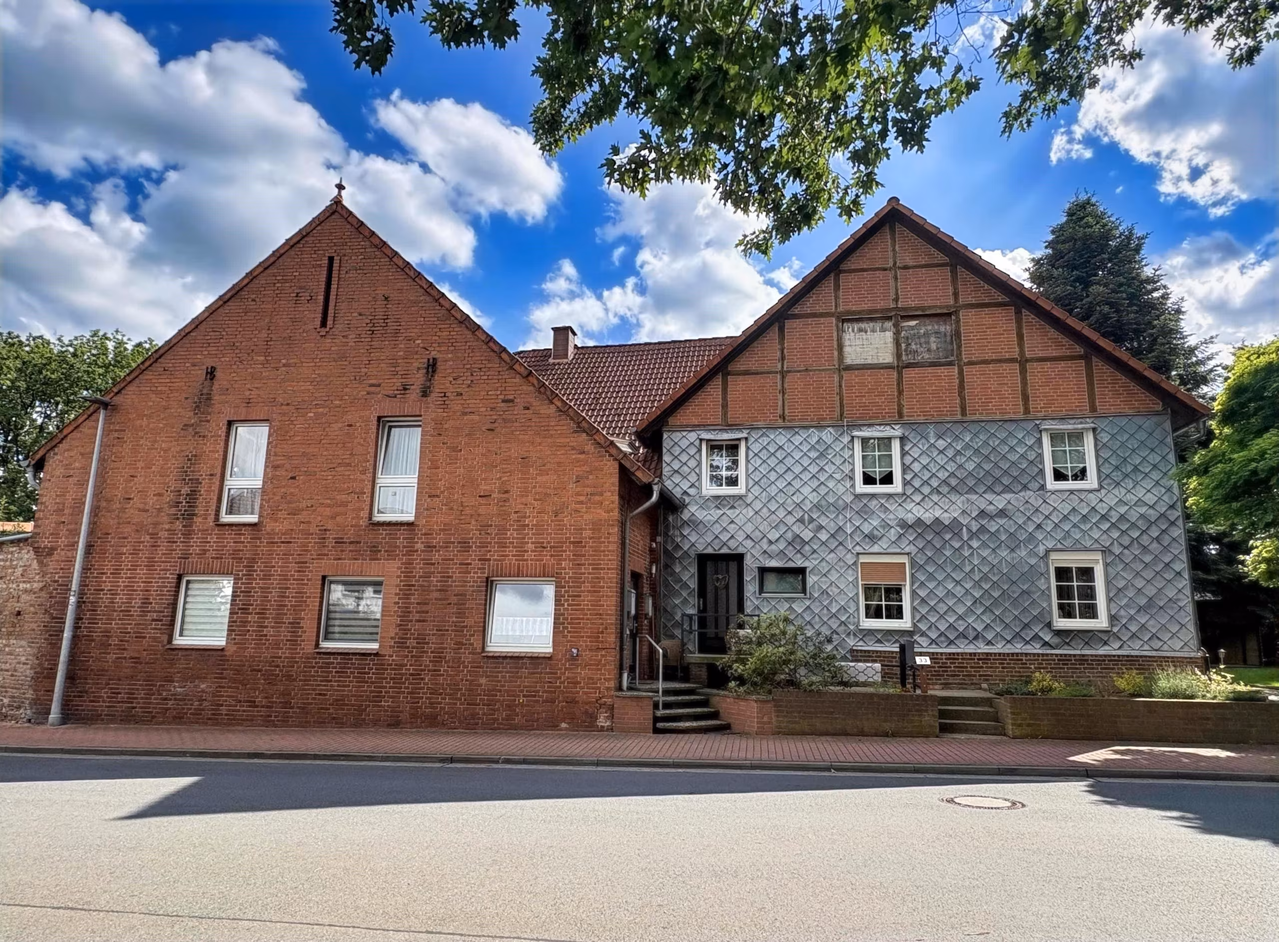 Uetze/ Dollbergen: Alte Hofstelle mit 6 vermieteten Wohnungen, 31311 Uetze, Mehrfamilienhaus