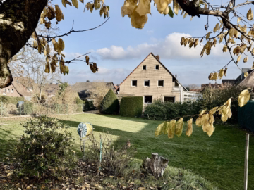Hausansicht Garten - Göxe in Feldrandlage: Großzügiges Ein- bis Zweifamilienhaus mit Vollkeller, 11 Zimmern und 5 Bädern