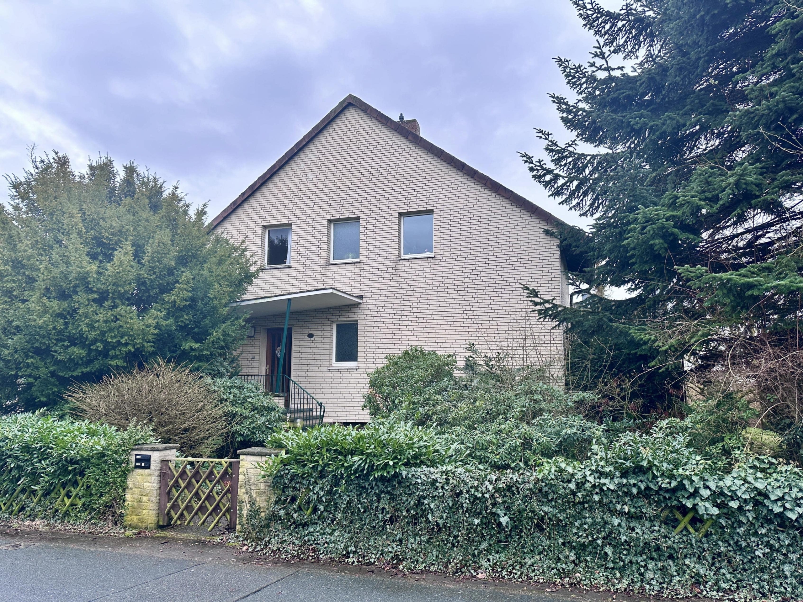 2-Familienhaus mit großem Grundstück in ruhiger und begehrter Wohnlage in Seelze-Harenberg, 30926 Seelze, Zweifamilienhaus