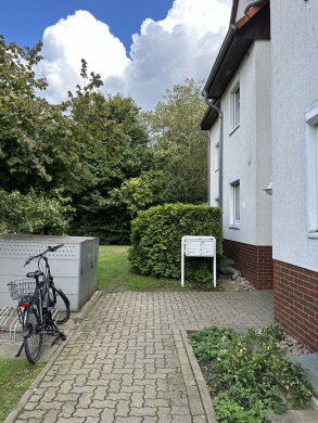 Hauseingang - Geräumige 3-Zimmer-Wohnung mit Terrasse und Stellplatz