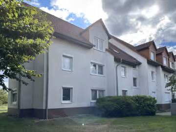 Außenansicht - Geräumige 3-Zimmer-Wohnung mit Terrasse und Stellplatz
