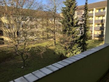 Blick von der Loggia - Wunderschöne gepflegte 3-Zimmer-Wohnung im 1. OG mit Loggia, Balkon und Kellerraum