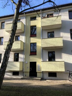 Hauseingang - Wunderschöne gepflegte 3-Zimmer-Wohnung im 1. OG mit Loggia, Balkon und Kellerraum